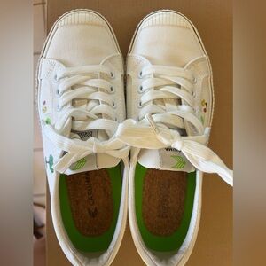 Used good condition Cariuma Peanuts shoes